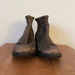 Volatile Los Angeles Distressed Leather Ankle Boots